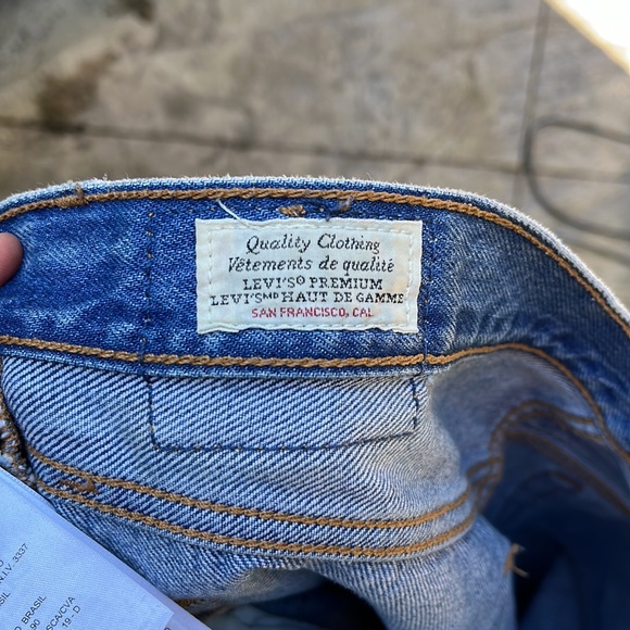 Red Tag Levi’s Distressed Boyfriend/Cigarette Jeans - Picture 7 of 7